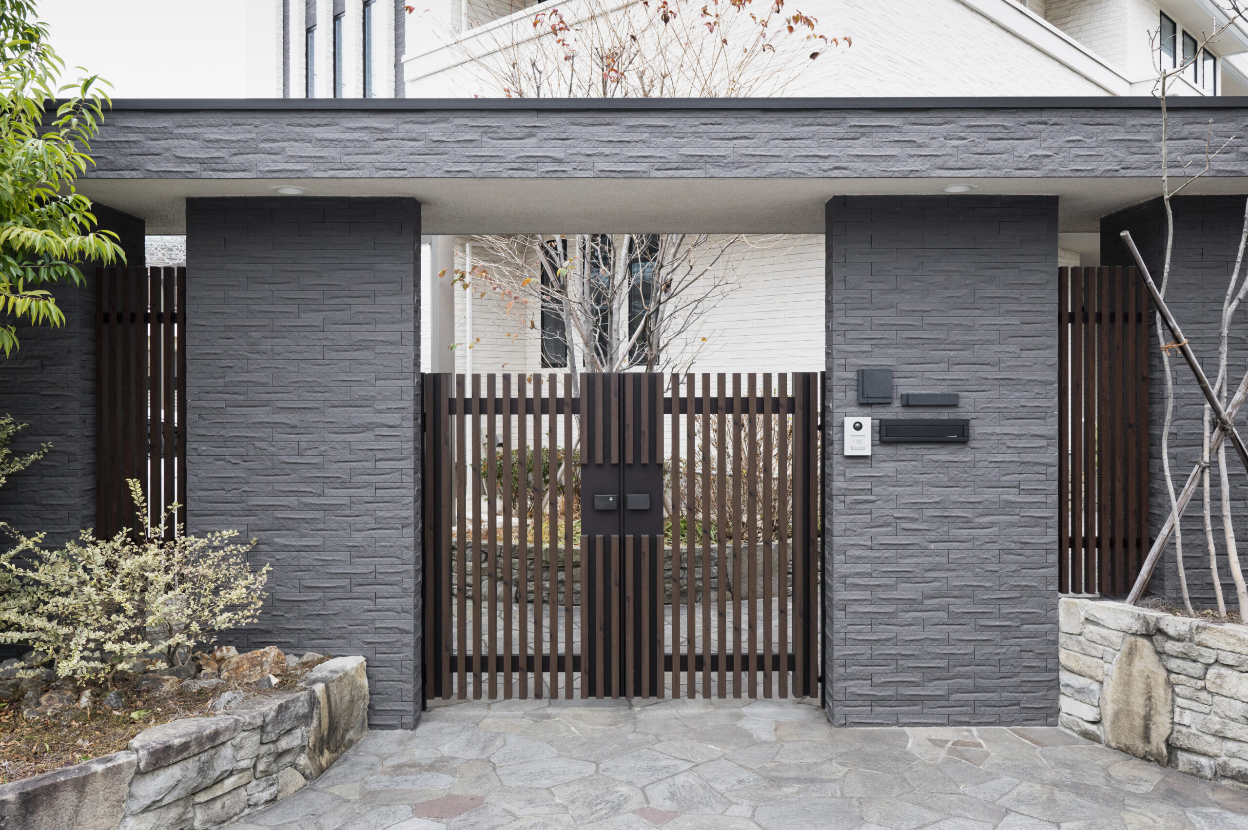 japanese-house-entrance-with-fence